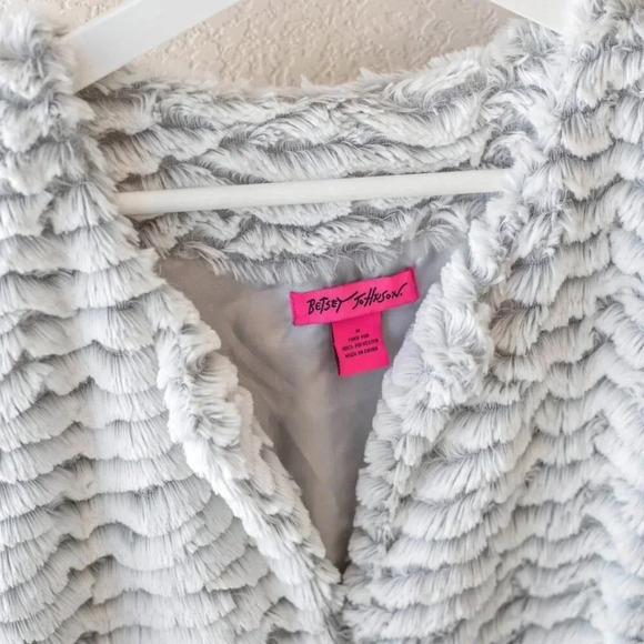 Betsey Johnson Size M/L White Gray Faux Fur Vest with Satin Lining - Picture 3 of 8